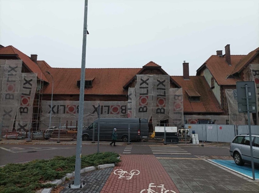 Dworzec kolejowy w Szczecinku odzyskuje dawny blask