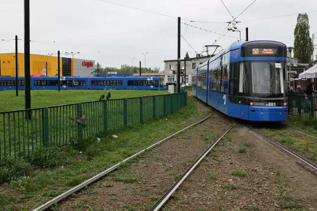 Dwa warianty przewidują przedłużenie linii tramwajowej z Borku Fałęckiego w kierunku osiedla Kliny.