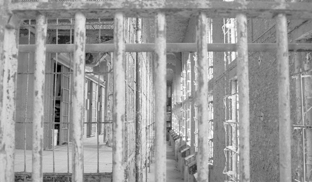 25-letni mieszkaniec Zgierza dokonał makabrycznej zbrodni wczesnym rankiem, 18 października 2007 roku. W więzieniu w Potulicach odsiadywał  wtedy wyrok za rozbój i pobicie ze skutkiem śmiertelnym. W celi, w której przebywał, było jeszcze trzech innych współwięźniów. 