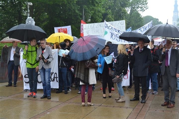 Częstochowa: Protest w obronie I Liceum Ogólnokształcącego...