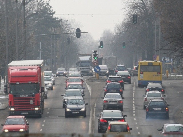 Na ulicach miasta dochodzi rocznie do 1,5 tys. groźnych wypadków i innych zdarzeń drogowych z udziałem pieszych i aut.
