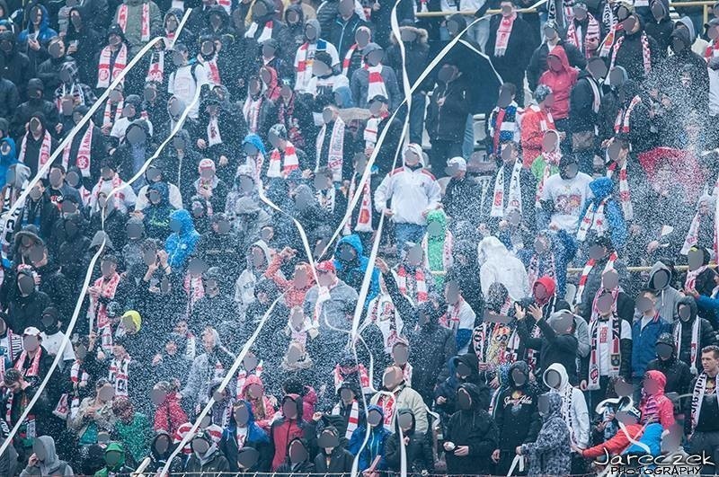 Kibice Łódzkiego Klubu Sportowego podczas pojedynku z...