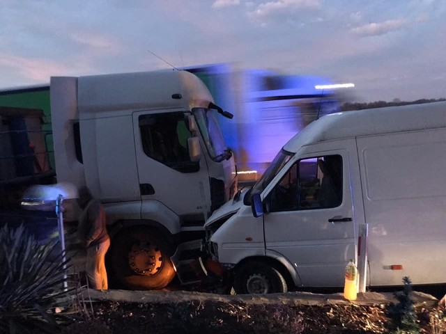 Na DW 967 w Winiarach koło Gdowa zderzyły się czołowo samochód ciężarowy i dostawczy. Związane ze stłuczką utrudnienia w ruchu trwały ok. 40 minut
