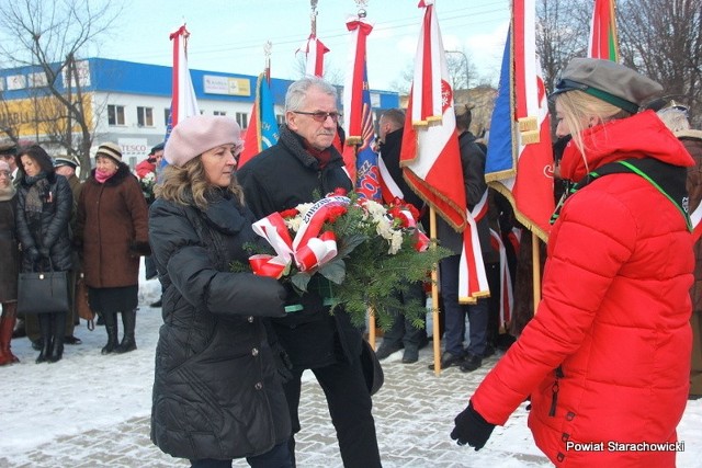 Kwiaty składa delegacja powiatu starachowickiego, Monika Nowak i Andrzej Sendecki