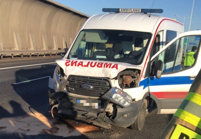 Wypadek trzech pojazdów na AOW. W zdarzeniu brała udział karetka.