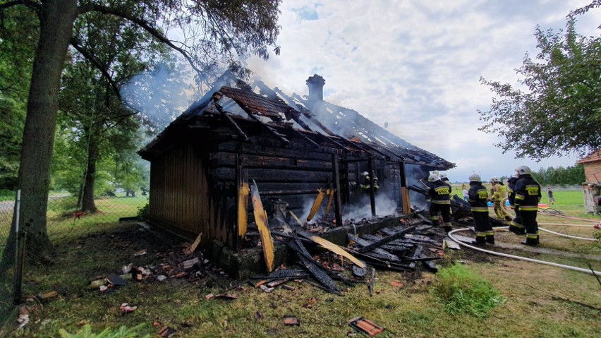 Groźny pożar w Chobocie. Spłonął drewniany dom
