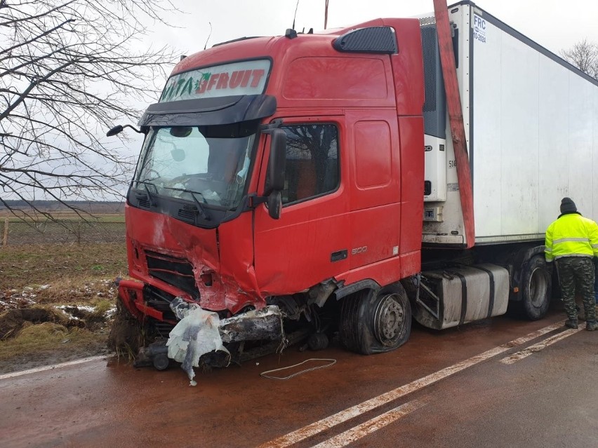 Na drodze pomiędzy Dachnowem a Cieszanowem audi czołowo zderzyło się z ciężarówką. Kierowca osobówki nie żyje [ZDJĘCIA]