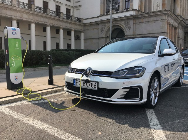 Volkswagen Golf GTE - testGolf GTE przyspiesza do setki w 7,6 s i rozwija prędkość 222 km/h. Auto napędzane jest silnikiem benzynowym 1.4 TSI z turbodoładowaniem i bezpośrednim wtryskiem paliwa o mocy 150 KM oraz 102-konnym silnikiem elektrycznym. Jego moc systemowa wynosi 204 KM. Według producenta średnie zużycie paliwa wynosi 1,7l/100km.fot. Marcin Rejmer