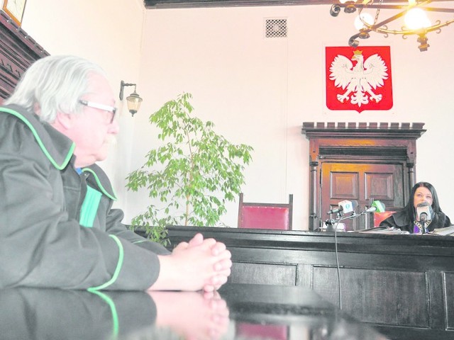Mecenas Mirosław Wacaławski w marcu z uwagą słuchał uzasadnienia wyroku sędzi Klaudii Juraszczyk-Dudy