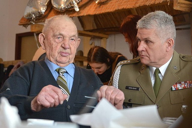 Major Leon Kaleta, 108 - latek z Sobowic w gminie Imielno oraz pułkownik Jarosław Molisak, szef Wojewódzkiego Sztabu Wojskowego w Kielcach. Spotkanie z okazji 107. urodzin.