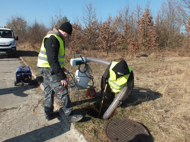 Podczas pierwszych zabiegów dla redukcji smrodu i odoru na kanalizacji przy ulicy Polnej w Starachowicach