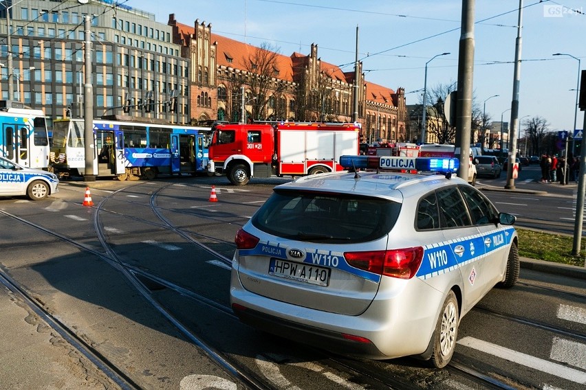 Wypadek na Bramie Portowej w Szczecinie: zderzenie tramwaju...