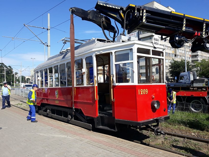 Wykolejenie zabytkowego tramwaju na pl. Strzegomskim. Potężne utrudnienia