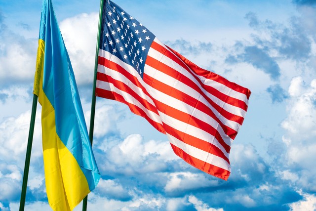 Flagi Ukrainy i Stanów Zjednoczonych.