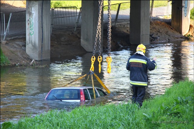 Wypadek przy ul. Turystycznej: Fiat punto wpadł do Bystrzycy. Kierowca jest w ciężkim stanie