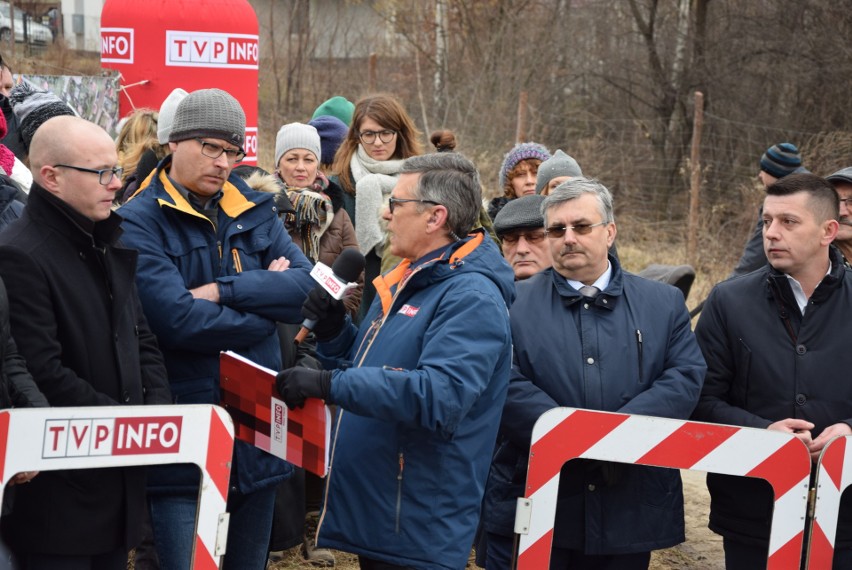 Mieszkańcy ul. Spacerowej na osiedlu Zalesie w Rzeszowie protestowali przeciwko zabudowie wzgórza nad ul. Spacerową [ZDJĘCIA]