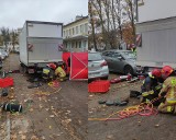 Potrącenie pieszego na gdańskiej Zaspie. Strażacy użyli specjalistycznego sprzętu, aby wydostać 77-latka spod dostawczaka