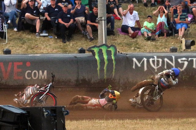 Do bardzo groźnego wypadku doszło w 18. wyścigu sobotniego półfinału Speedway of Nations w niemieckim Teterow.Czytaj dalej przeglądając zdjęcia >>>