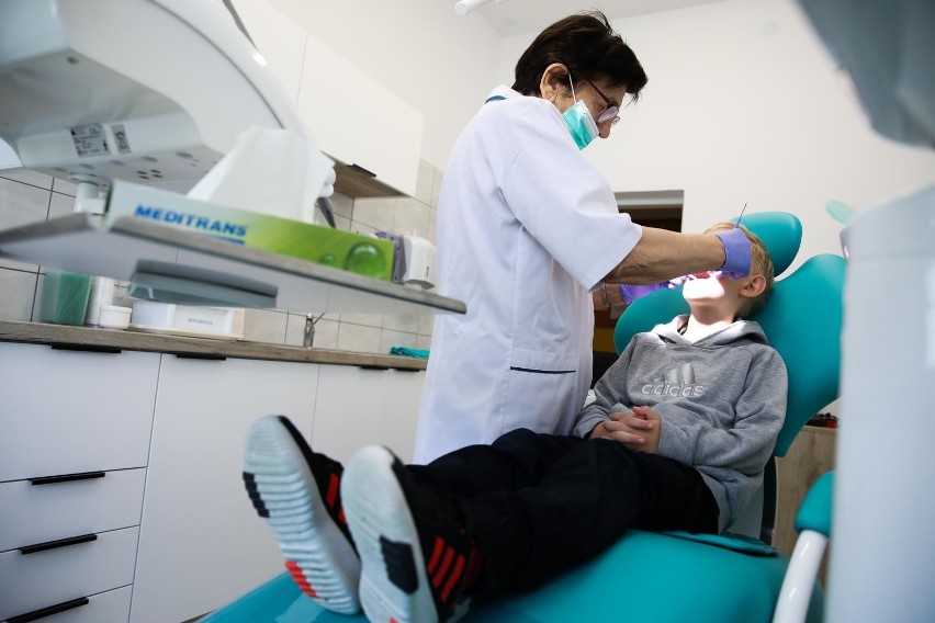 W SP nr 153 dentysta przyjmuje uczniów dwa razy w tygodniu