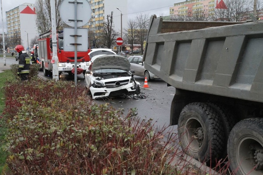 Wypadek na Borowskiej. Zderzenie mercedesa z ciężarowym kamazem (ZDJĘCIA)