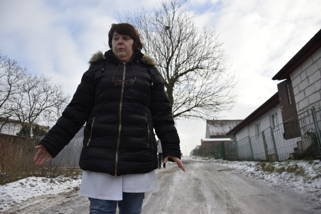 Elżbieta Janiszewska mówi, że zimą miejskie służby w ogóle nie dbają o bezpieczeństwo pieszych i kierowców na drodze między ulicami Warszawską a Masłowską. – Nikt nie sypie tutaj piasku, a piesi muszą chodzić po oblodzonej nawierzchni – denerwuje się.