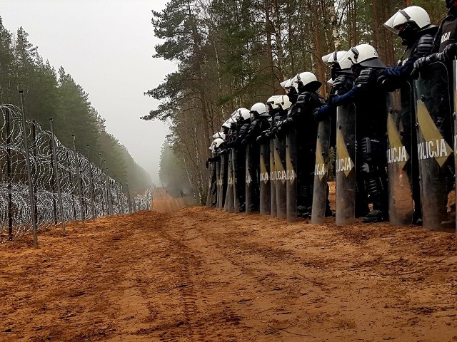 Na granicy z Białorusią jest prawdopodobnie kilkudziesięciu funkcjonariuszy z dwóch kompanii ulokowanych na stałe w Bydgoszczy i Toruniu; to grupa podobna do tej, którą na początku września na Wschód wysłał małopolski garnizon policji - z Krakowa pojechało około 50 funkcjonariuszy.