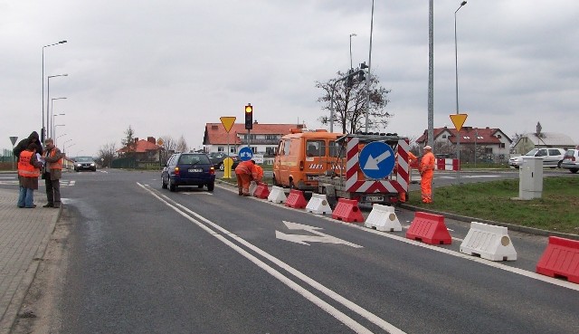 Światła działają, ale zablokowano prawoskręt na skrzyżowaniu przy wyjeździe spod Castoramy. Blokada może potrwać nawet trzy miesiące.