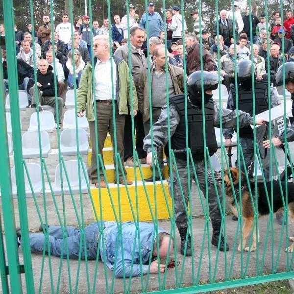 Ochroniarze na stadionie Stali Stalowa Wola zamiast &#8222;monitować&#8221; to, co dzieje się na trybunach, twarzami zwróceni są w stronę boiska...