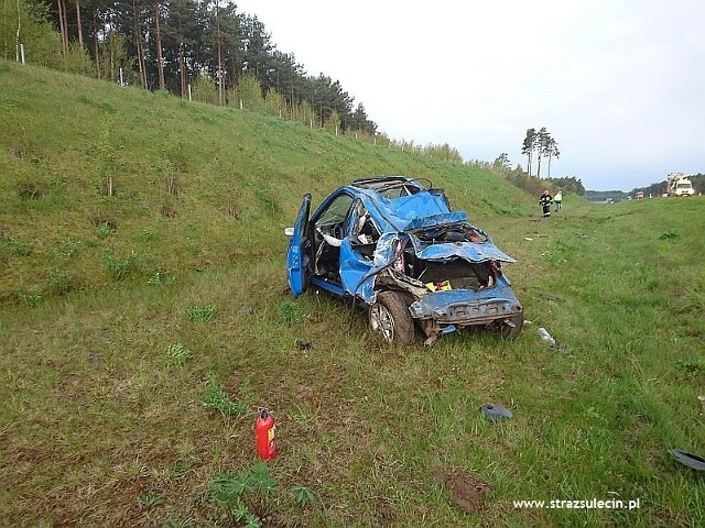 Aż trudno uwierzyć, że w tej kraksie, do której doszło na autostradzie A2 w okolicach Torzymia, nikt nie zginął. Fiat wypadł z drogi i na poboczu kompletnie się roztrzaskał. - Do tego zdarzenia doszło w poniedziałek, 8 maja. Na szczęście mimo poważnych zniszczeń, kierowcy nic poważnego się nie stało. Zdarzenie to zostało zakwalifikowane jako kolizja - mówi Alina Słonik, oficer prasowy Komendy Powiatowej Policji w Sulęcinie.Doszczętnie zniszczony fiat punto wypadł z autostrady A2, uderzył w skarpę i zatrzymał się w przydrożnym rowie. Na miejsce wezwano też strażaków z Sulęcina, którzy zabezpieczyli wrak, odłączyli akumulator i upewnili się, że z samochodu nie ma żadnych wycieków niebezpiecznych substancji. W wyniku tej kraksy kierowca fiata doznał niegroźnych obrażeń ręki. Zdjęcia z tego zdarzenia publikujemy dzięki uprzejmości strażaków z PSP w Sulęcinie.Przeczytaj też:  Wypadek na autostradzie A2. Na miejscu straż i helikopter pogotowiaZobacz też wideo: Wypadek białoruskiego autobusu na A2. 17 osób zostało rannych