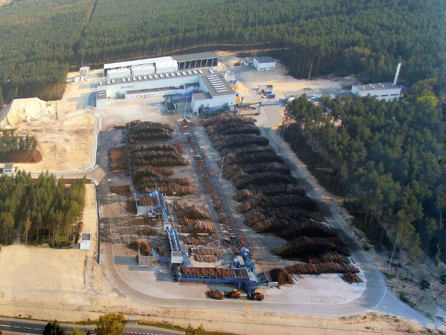 Z lotu ptaka tartak Ikea Industry w Stalowej Woli, a wokoło lasy, które po wylesieniu będą mogły być wykorzystane na inwestycje