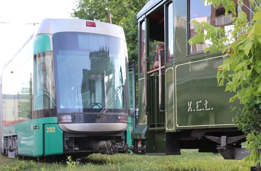 Tramwaje z Helsinek dotarły do Łodzi 7 lipca o godz. 5 rano....