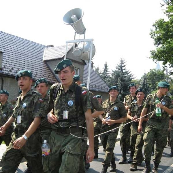 Żołnierze maszerują z Wrocławia na Jasną Górę.