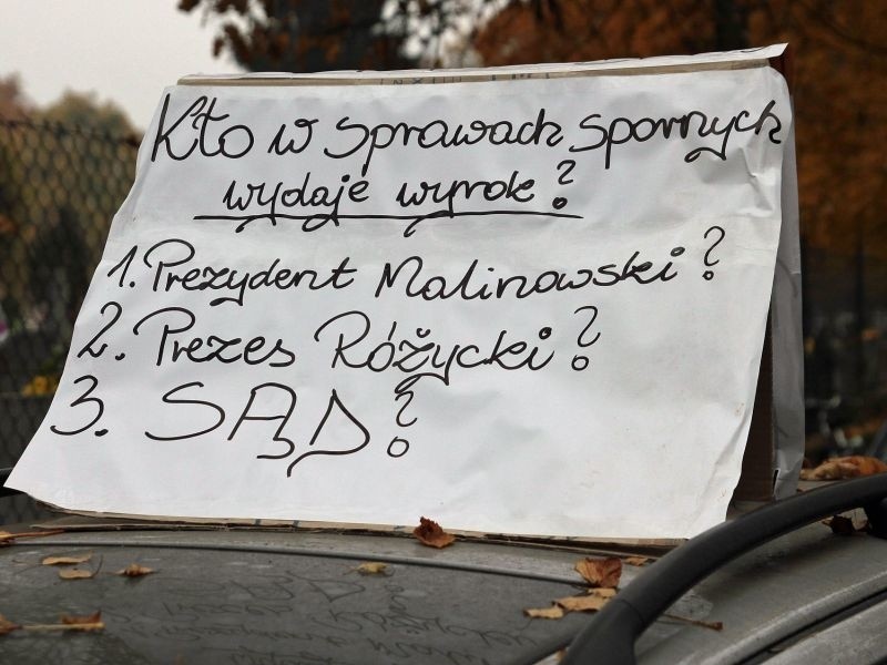 Handlowcy protestowali przy cmentarzu w Grudziądzu. Popłynęły łzy rozpaczy