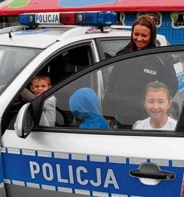 Policjanci uczą najmłodszych bezpieczeństwa na drodze Fot. archiwum