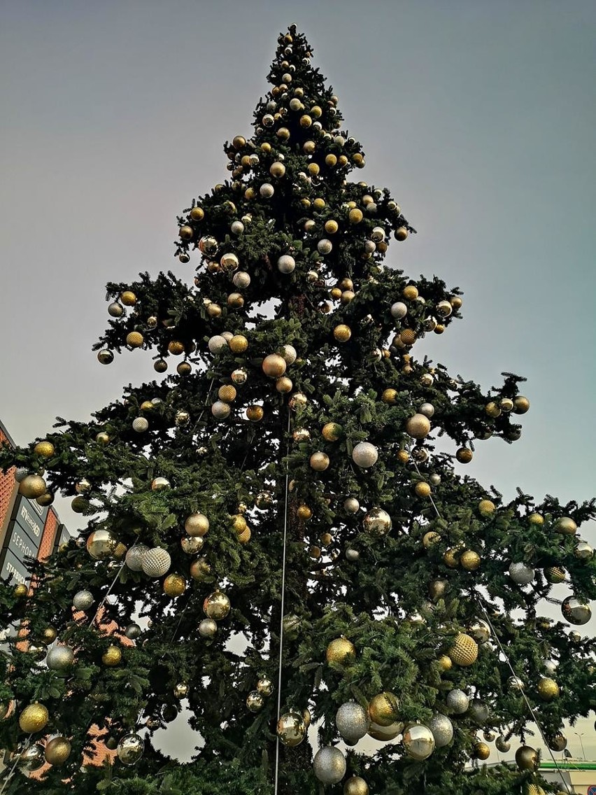 Kraków. Centra handlowe gotowe na Boże Narodzenie w połowie listopada. Dekoracje, iluminacje. Kiedy wrócą klienci? [ZDJĘCIA]