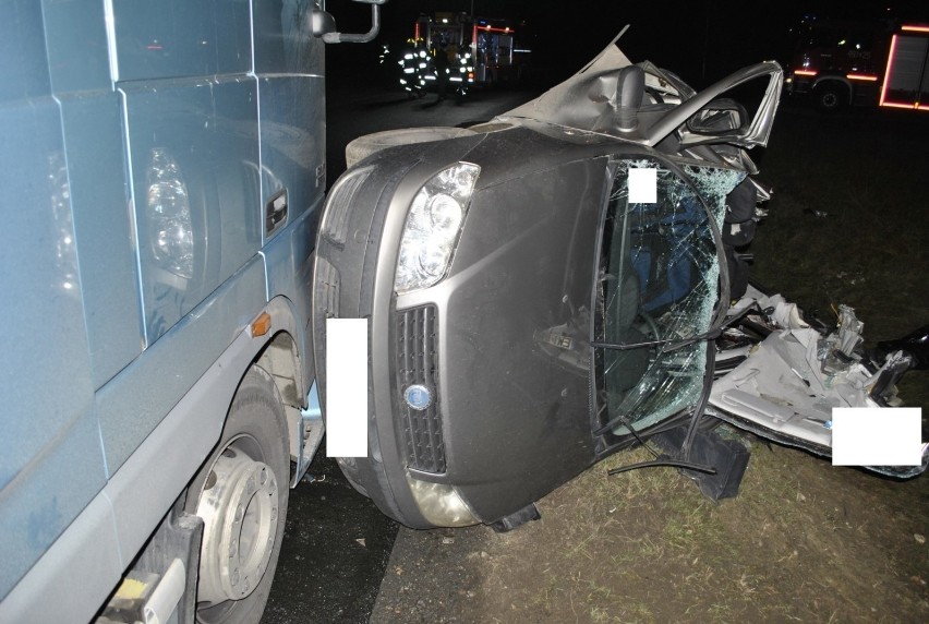 Śmiertelny wypadek na drodze koło Pajęczna. Zderzenie ciężarówki z fiatem