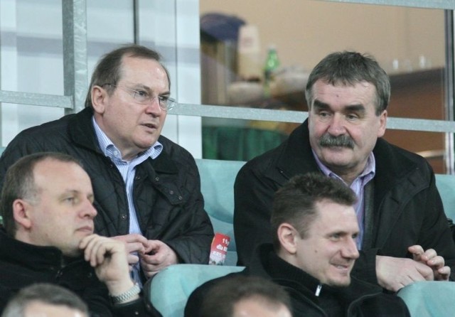 Marek Profus (z lewej) na meczu Korona Kielce &#8211; Polonia Warszawa w towarzystwie prezydenta Kielc Wojciecha Lubawskiego.