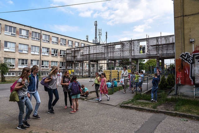 W ZS nr 19 przy ulicy Grzymały-Siedleckiego powstaje łącznik, który ułatwi niepełnosprawnym uczniom przemieszczanie się między szkolnymi budynkami