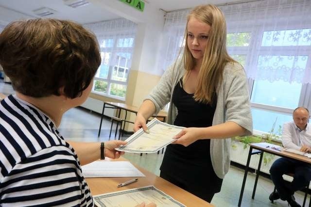 W IX Liceum Ogólnokształcącym w Toruniu od rana wydawano maturzystom świadectwa dojrzałości. Na zdjęciu Sylwia Bożykowska