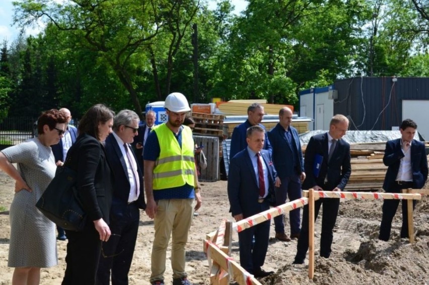 Wicepremier Piotr Gliński na budowie muzeum