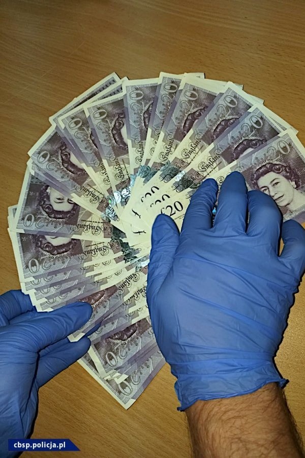 Gdańsk: Fałszywe 20-funtowe banknoty. Podejrzani trafili do aresztu. Grozi im 15 lat więzienia