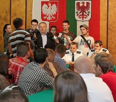 - Dwaj wynajęci przez klub prawnicy będą bronili racji kibiców w sądach - zapowiedział prezes Caelum Stali Władysław Komarnicki