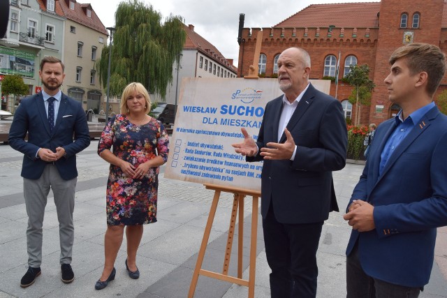 Wiesław Suchowiejko (drugi z prawej) oraz Piotr Rozmus (z lewej), Dorota Patkowska i Remigiusz Grochowski