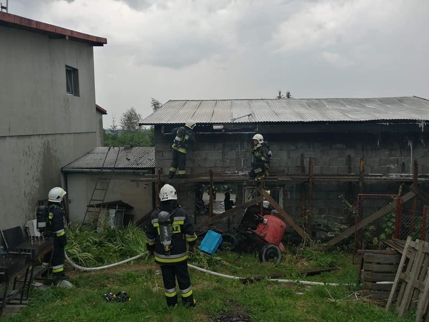 Inwałd. Groźny pożar garażu. Spłonęły dwa samochody, udało się ocalić dom [ZDJĘCIA]