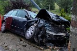 Śmiertelny wypadek na Dolnym Śląsku. Kobieta wjechała prosto w drzewo. Pasażer zmarł na miejscu