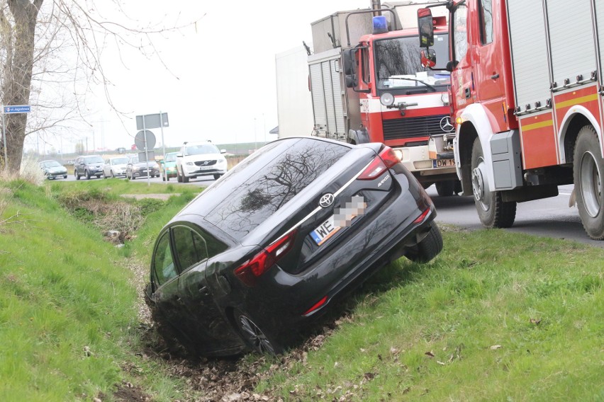 Toyota zderzyła się ze śmieciarką pod Wrocławiem [ZDJĘCIA]