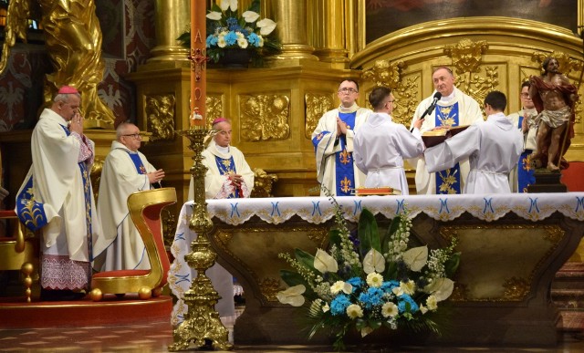 W czwartek uroczystą mszą świętą rozpoczął się jubileusz 850-lecia istnienia Bazyliki Katedralnej w Kielcach. Mszy świętej przewodniczył biskup tarnowski Andrzej Jeż, a razem z nim odprawili ją biskupi z diecezji kieleckiej - Jan Piotrowski, Marian Florczyk i Andrzej Kaleta. Akurat w tym dniu przypada też uroczystość Matki Bożej Łaskawej, patronki Kielc.  – Matka Boża była i jest gwiazdą przewodnią oraz znakiem niezachwianej nadziei dla całych narodów i poszczególnych ludzi – mówił w czasie homilii biskup tarnowski Andrzej Jeż.Uroczystości jubileuszowe Bazyliki Katedralnej zakończą się 7 października 2021 roku w święto Matki Bożej Różańcowej.W czwartek po mszy świętej i Litanii Loretańskiej było błogosławieństwo Najświętszym Sakramentem z bramy Bazyliki dla całego miasta. - Z woli Papieża Franciszka, na Rok Jubileuszowy otrzymaliśmy przywilej odpustu zupełnego za nawiedzenie Bazyliki, pod zwykłymi warunkami. Jako wotum naszej wdzięczności za dar tej świątyni pragniemy przeprowadzić kapitalny remont i konserwację organów. Zachęcamy do włączenia się w to dzieło zarówno parafian jak i pielgrzymów nawiedzających świątynię - poinformował ksiądz kanonik Adam Kędzierski, proboszcz parafii katedralnej.Według sławnego kronikarza średniowiecznego Jana Długosza kielecki kościół ufundował w 1171 roku biskup krakowski Gedko (około 1130-1185), poświęcił może kolejny z biskupów, błogosławiony Wincenty Kadłubek prawdopodobnie w 1213 roku - wtedy też przeniesiono do niej parafię z najstarszego kieleckiego kościoła świętego Wojciecha. W 1805 roku kościół po raz pierwszy podniesiono do godności katedry - wtedy ustanowiono diecezję kielecką. W 1971 roku podniesiono katedrę kielecką do godności bazyliki mniejszej, a w 1982 uznano ją za ogólnodziecezjalne Sanktuarium Maryjne - informuje strona Bazyliki Katedralnej. 