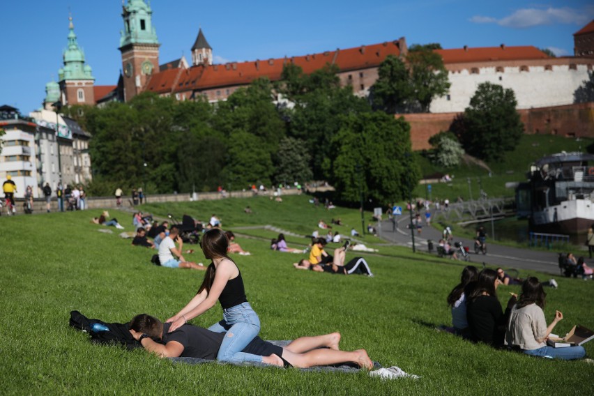 Ładna pogoda przyciągnęła na bulwary sporo osób.