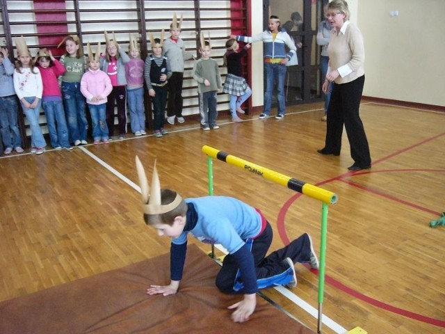 Sportowe konkursy na zimowisku w Szkole Podstawowej nr8 prowadzone były na wesoło.