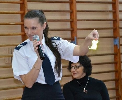 Sierżant Anna Terlecka prezentuje jeden z wzorów odblasków, jakie otrzymują skarżyskie dzieci.